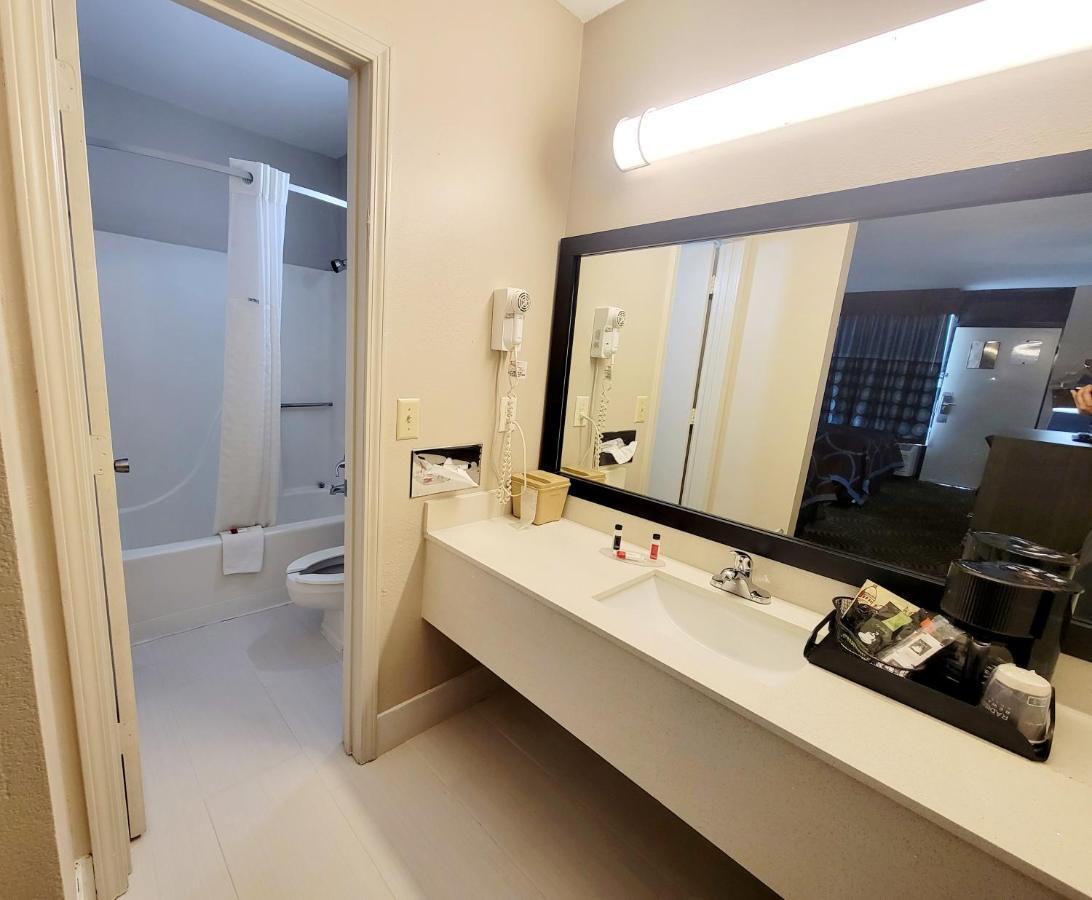 Super 8 By Wyndham Marion Nc Hotel Bagian luar foto